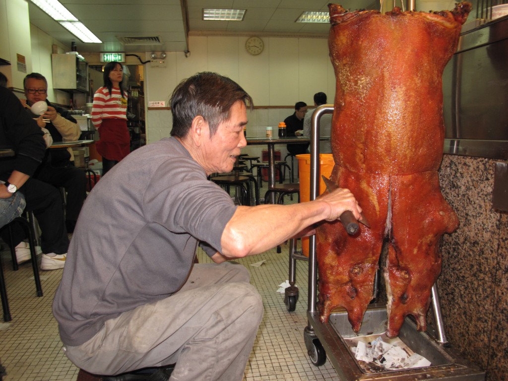 永合隆飯店是香港現時少有仍然用炭爐人手燒烤的燒臘店。