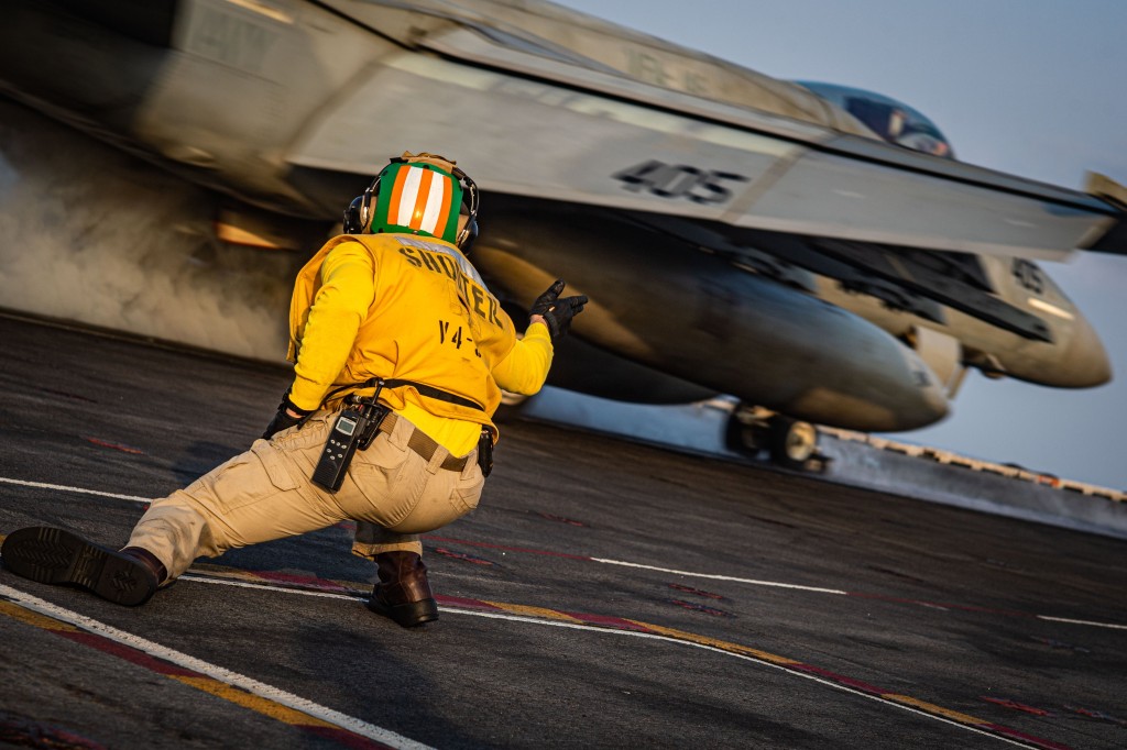 F-18超级大黄蜂战机正在航舰上起飞。