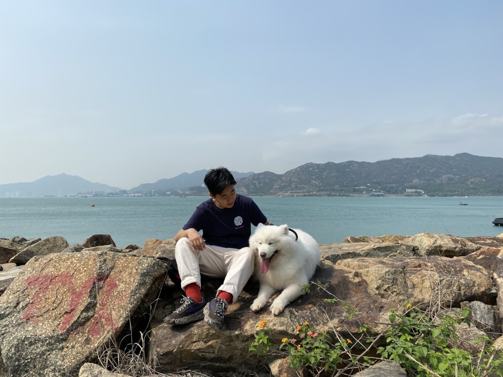 Joey經常帶同愛犬Albie出遊，認為寵物接送服務能令主人及寵物受惠，出遊上山下海再無難度。