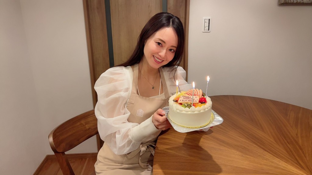 吉泽明步去年获烹饪班学生庆祝39岁生日，引退3年的她增添几分「中女」味。