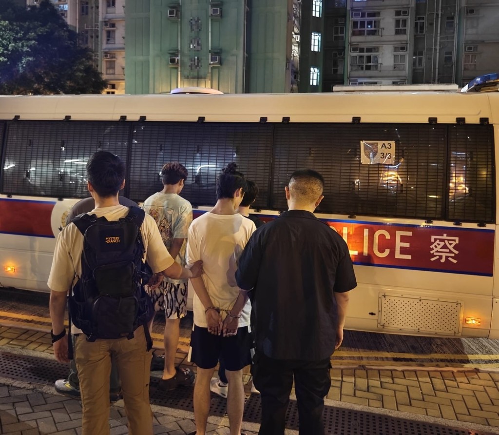 警大嶼山掃毒拘5人。警方圖片 警大嶼山掃毒拘5人。警方圖片