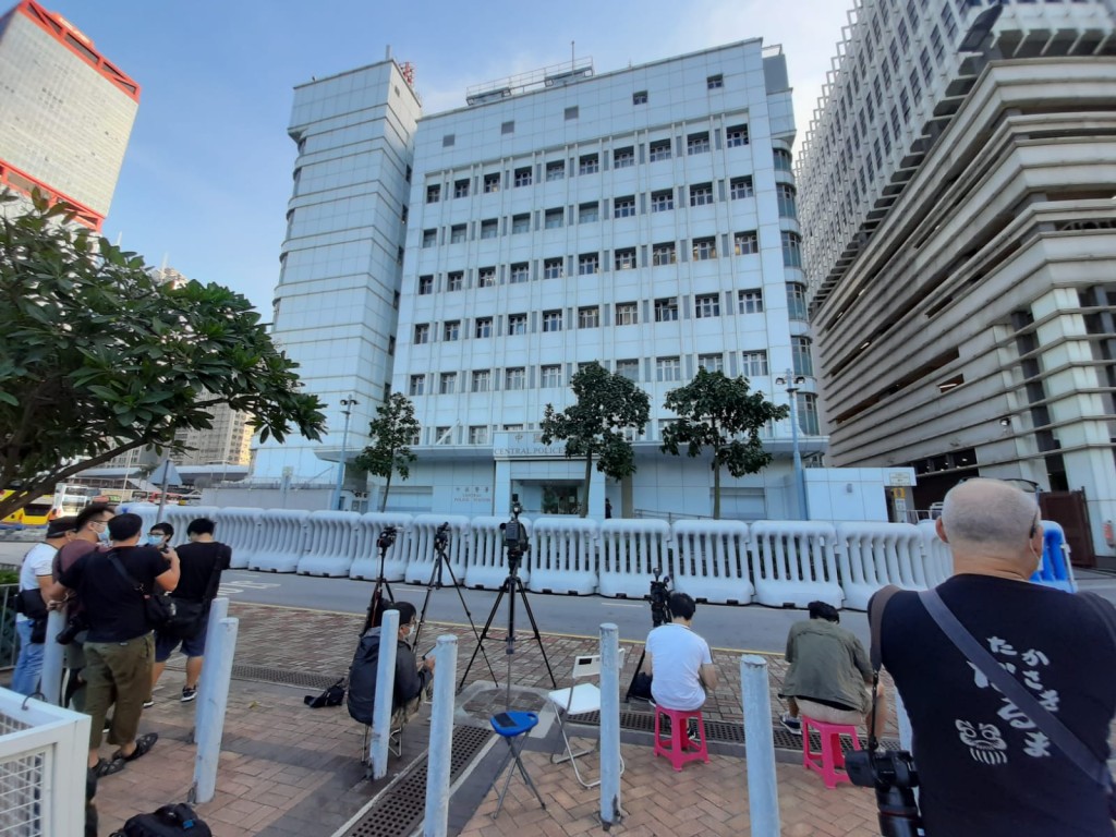 在中區警署外大批傳媒守候等待進一步消息。