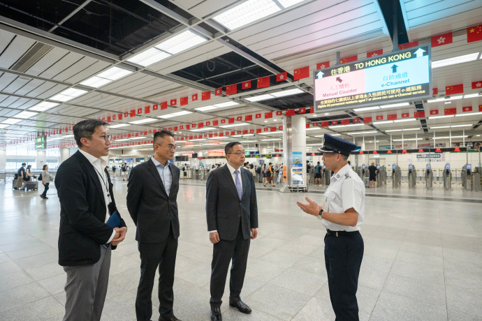 郭俊峯與汪奇今日(24日)到港珠澳大橋、深圳灣及香園圍管制站,了解為應對中秋假期及黃金周期間出入境人流車流而做的準備工作。 郭俊峯與汪奇今日(24日)到港珠澳大橋、深圳灣及香園圍管制站,了解為應對中秋假期及黃金周期間出入境人流車流而做的準備工作。