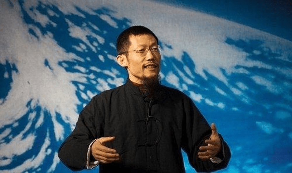 自稱是「拍打拉筋治療法」創始人的蕭宏慈。  微博