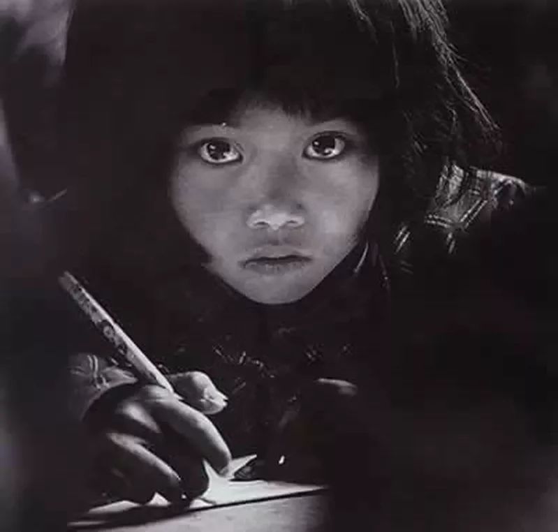 「大眼睛少女」抬頭瞬間的照片，是中國青年報的攝影記者1991年4月拍下的。
