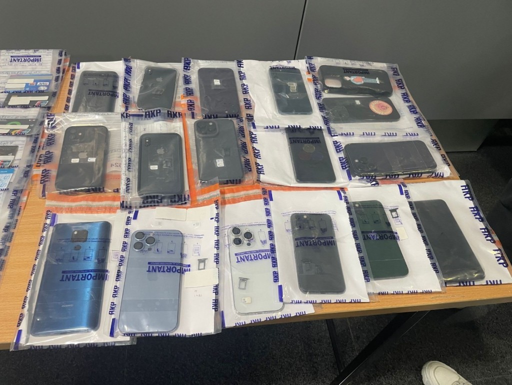 行動中警方檢獲約380萬港元現金、超過120張銀行卡、多部智能電話及電腦。