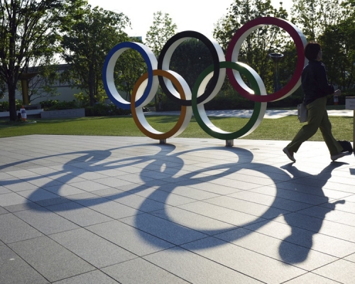 為準備東京奧運，日本政府考慮不再延長6月20日屆滿的緊急狀態宣言。AP資料圖片