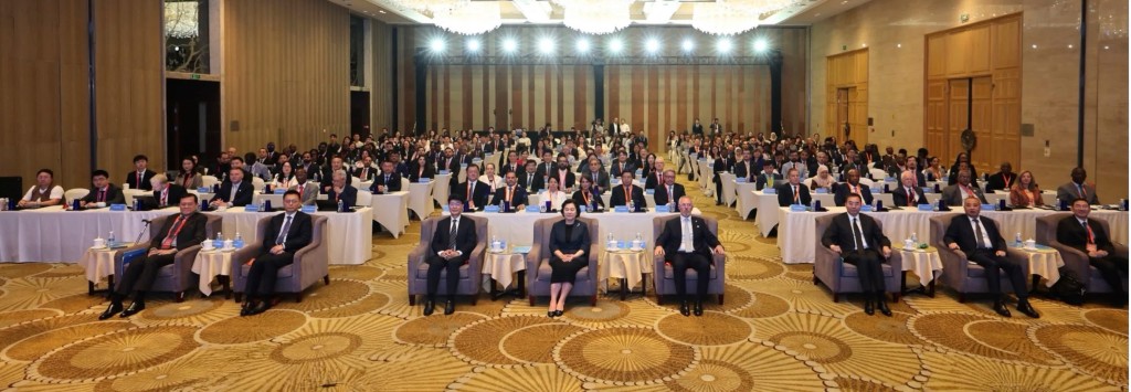 香港律師會會長湯文龍今日（24日）率團赴北京，出席一連兩日舉行的「第四屆發展中國家與國際法論壇」。