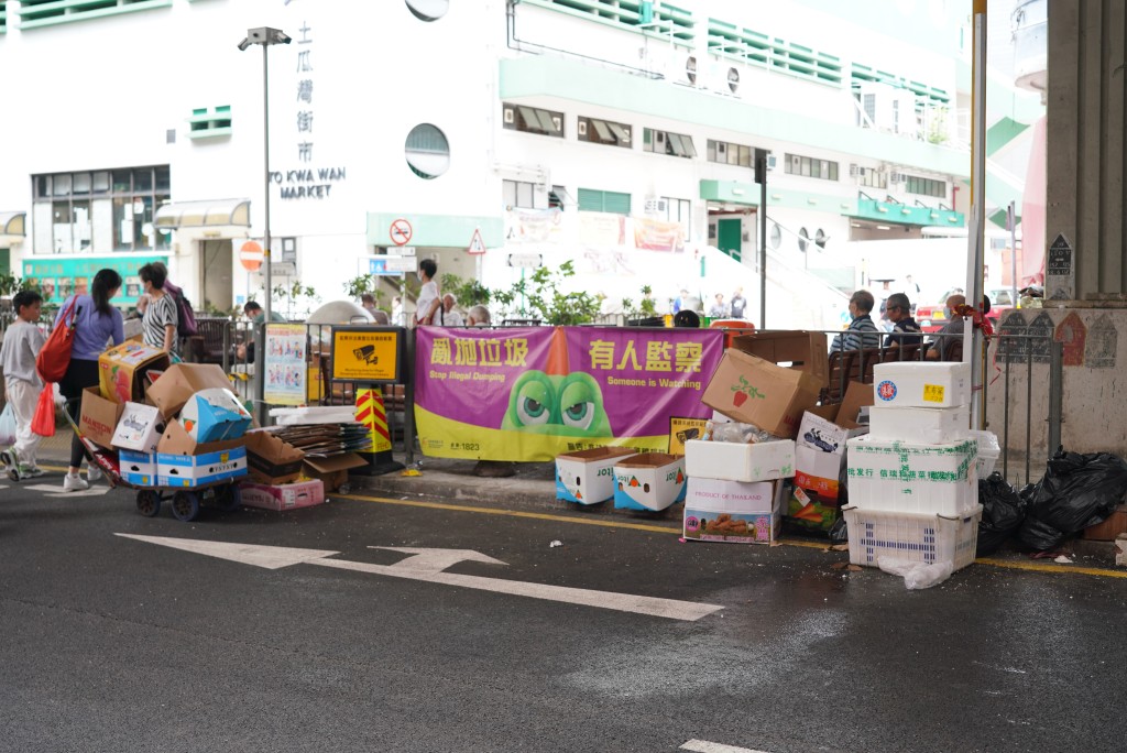 土瓜灣街市對出雖已安裝監察鏡頭並掛上橫額，但垃圾、膠箱仍散落一地。歐樂年攝