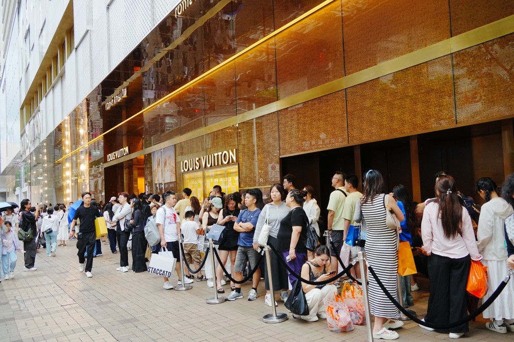 LOUIS VUITTON門外更有店員實施人流管制。 LOUIS VUITTON門外更有店員實施人流管制。