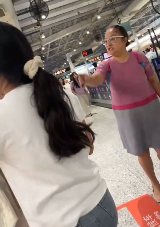 深圳地鐵的野蠻阿婆離開車廂後仍不斷指罵他人。微博＠黃西炮