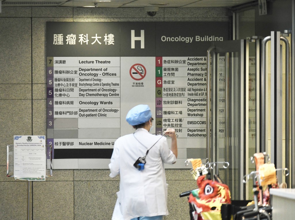 根據醫管局年報,單是員工成本已在5年間由81億元漲至131億元,但今次「精準投放資源」中未有觸及。 根據醫管局年報,單是員工成本已在5年間由81億元漲至131億元,但今次「精準投放資源」中未有觸及。