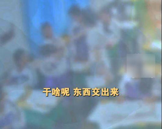 陝西有中學生在課室擸凳狂扑老師頭。紅星新聞