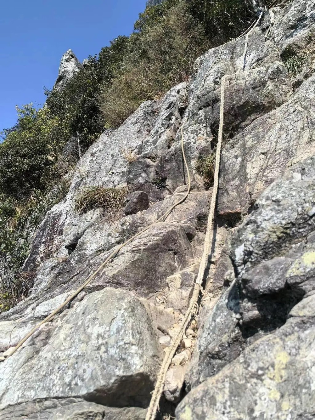 深圳網紅野景點「望郎歸」屢有行山客遇險，官方宣布封山禁行。小紅書＠渴望感到煩惱