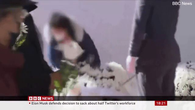 罹難者母親怒毀總統及市長花牌。BBC新聞截圖