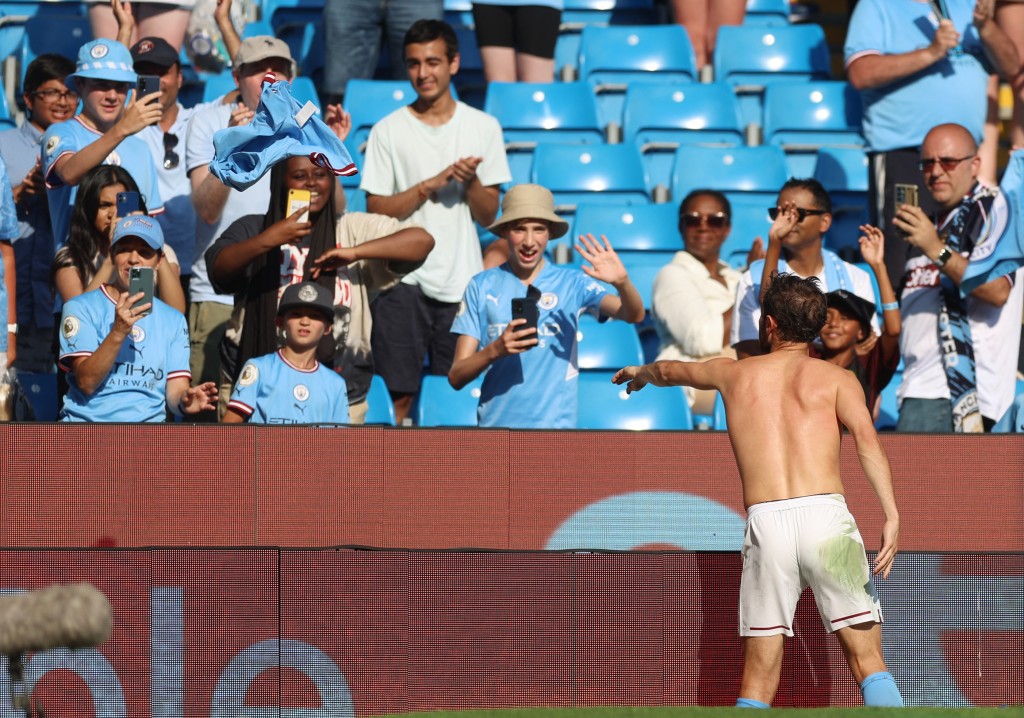 貝拿度施華上仗向球迷送波衫。Reuters