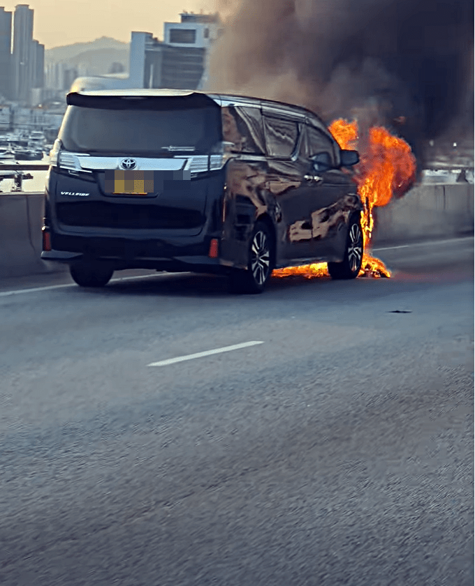 七人車火光熊熊。網圖