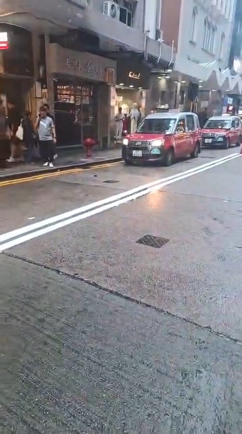 林婦被的士撞倒。網上片段截圖