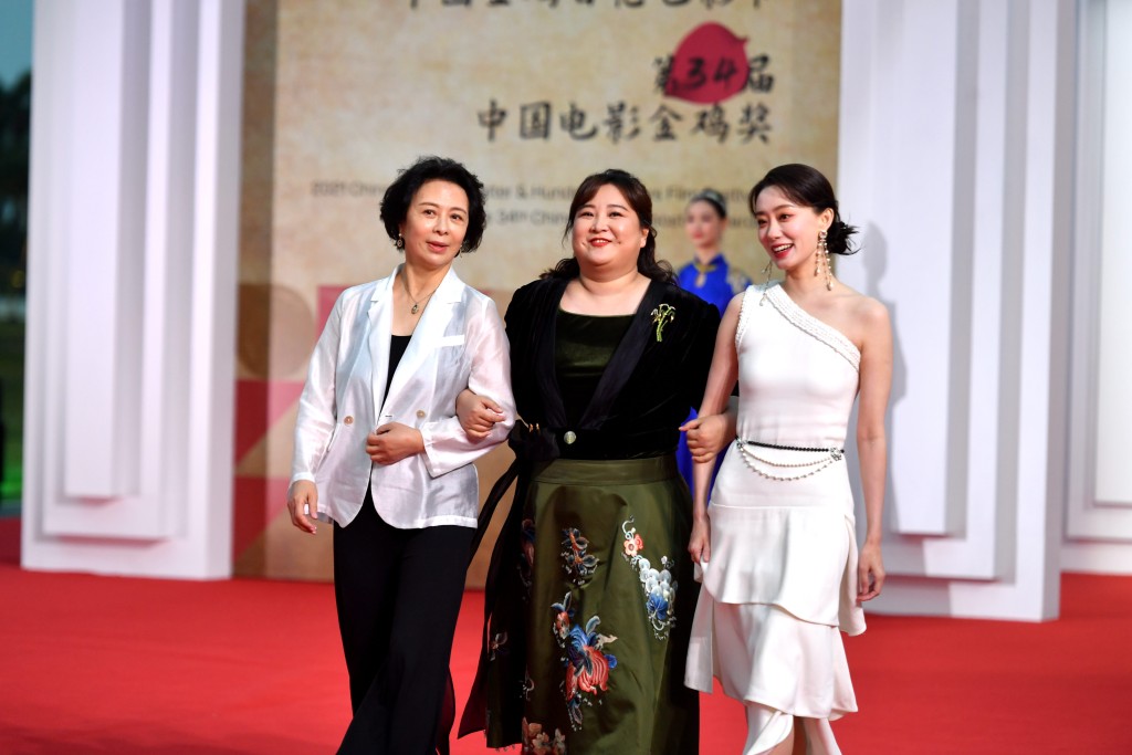 中國電影金雞獎張小斐（右）、賈玲（中）走紅毯。中新社