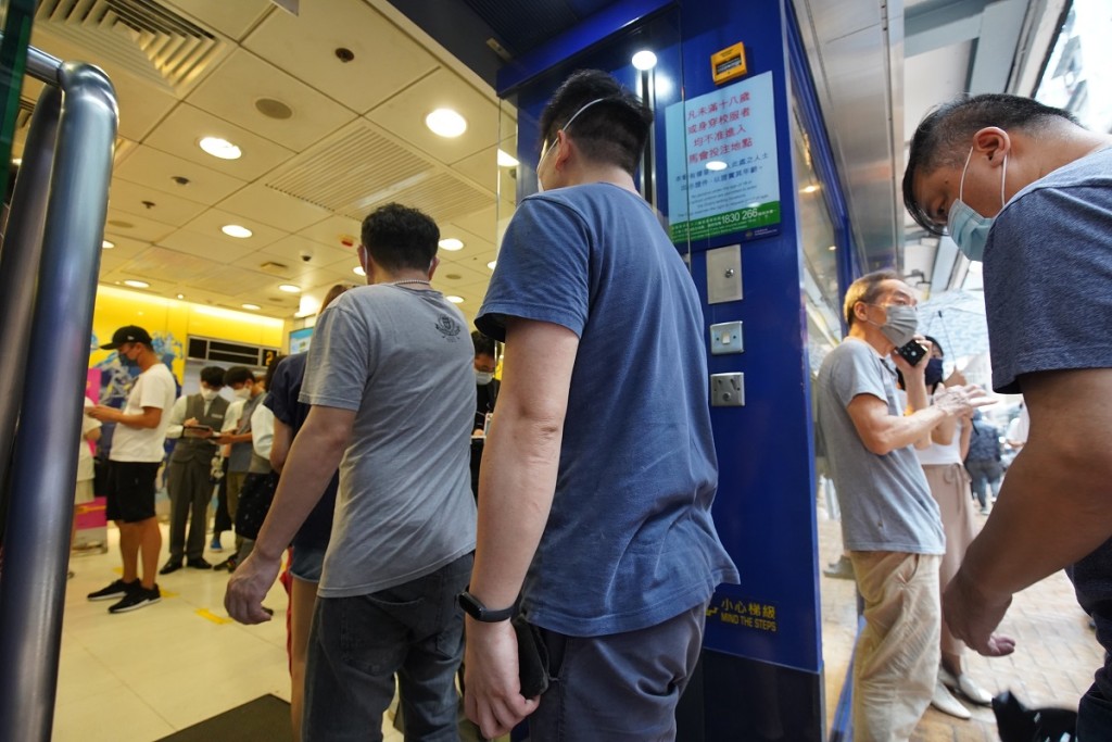 不少市民買六合彩碰碰運氣。