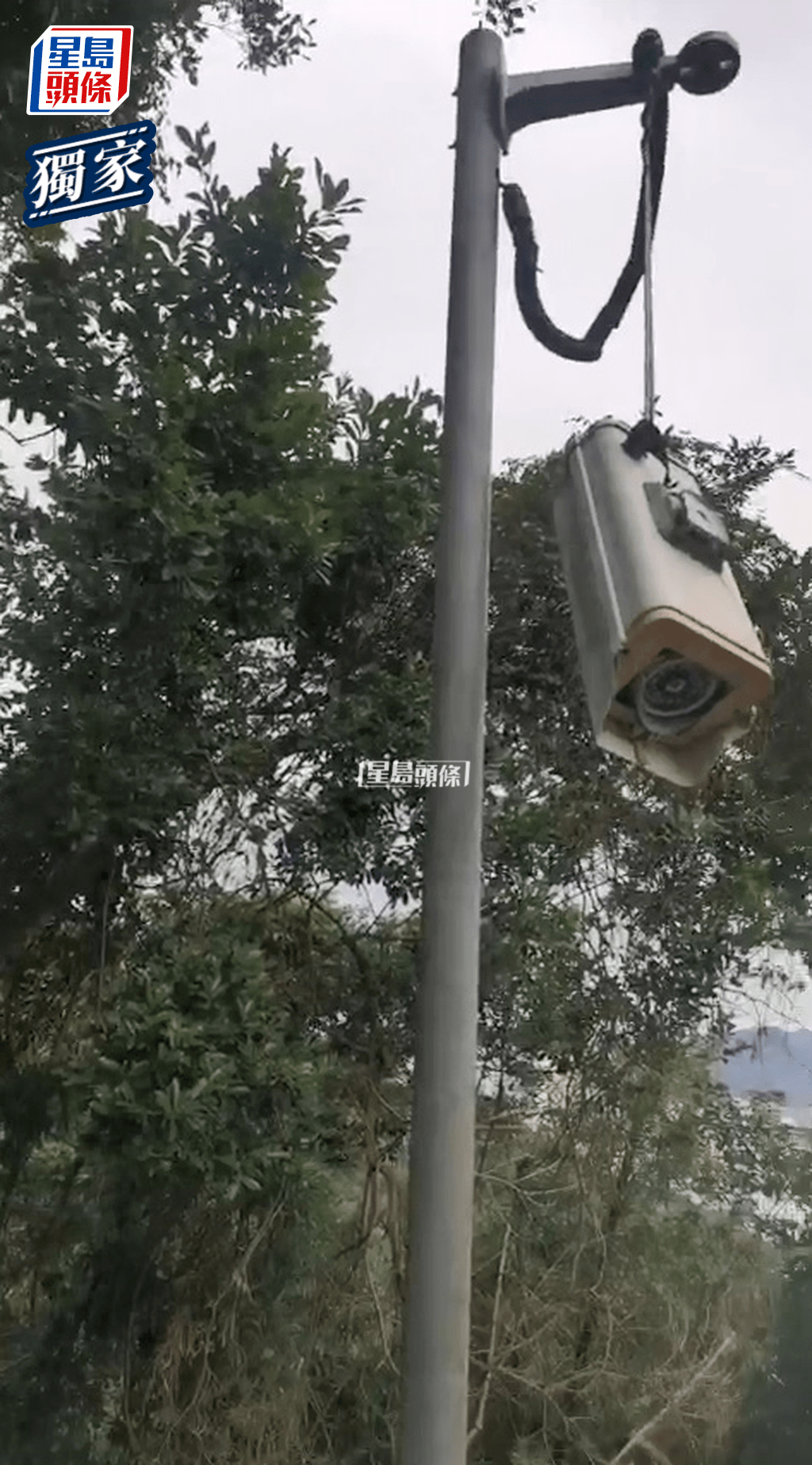 寶福山一個閉路電視未有固定在支架上，僅有一條電線連接支架。