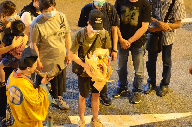 道士為死者進行招魂儀式以及誦經，有親友帶備香燭祭品。李子平攝