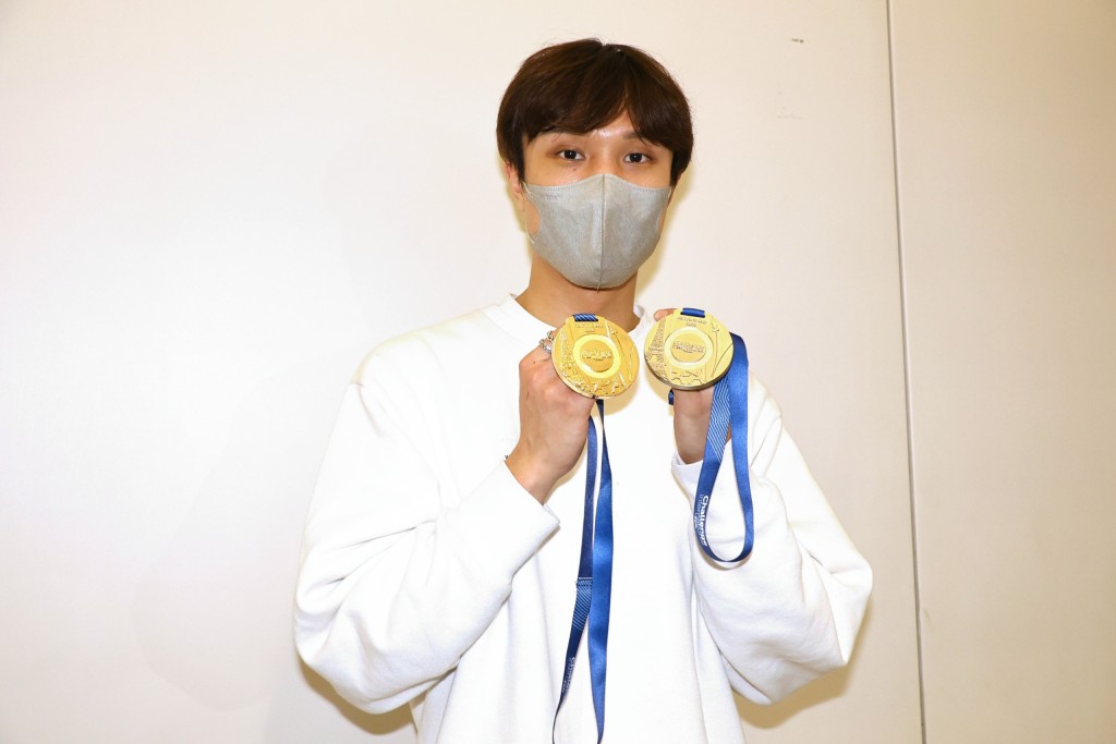 Ryan手上的一金一银,是他在巴黎站世界杯的成果,他说团体赛的金牌令他喜出望外,亦是最最开心的一个团体赛成绩。徐嘉华摄 Ryan手上的一金一银,是他在巴黎站世界杯的成果,他说团体赛的金牌令他喜出望外,亦是最最开心的一个团体赛成绩。徐嘉华摄