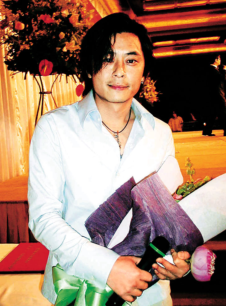 1999年王傑簽約英皇來港發展，當時活躍於香港娛圈。  ​