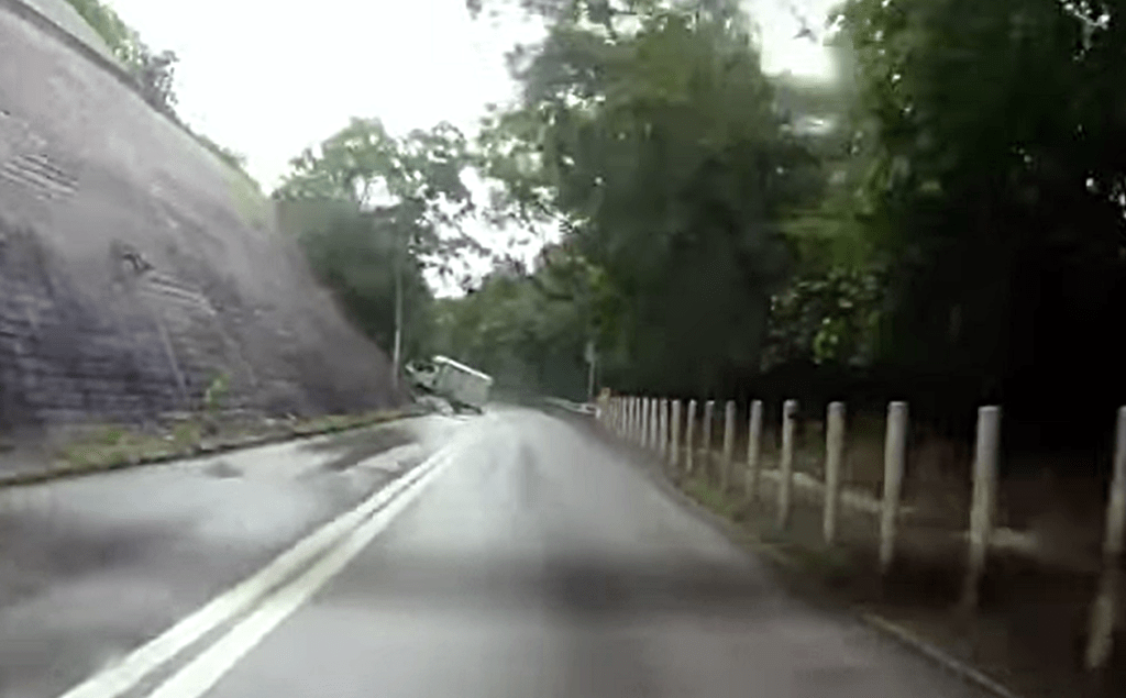 貨車疑天雨路滑失控。網上截圖