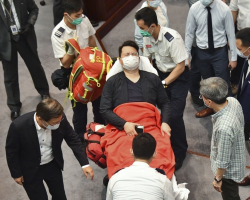 尹兆堅當日懷疑在推撞期間不適,其後送院治理。資料圖片