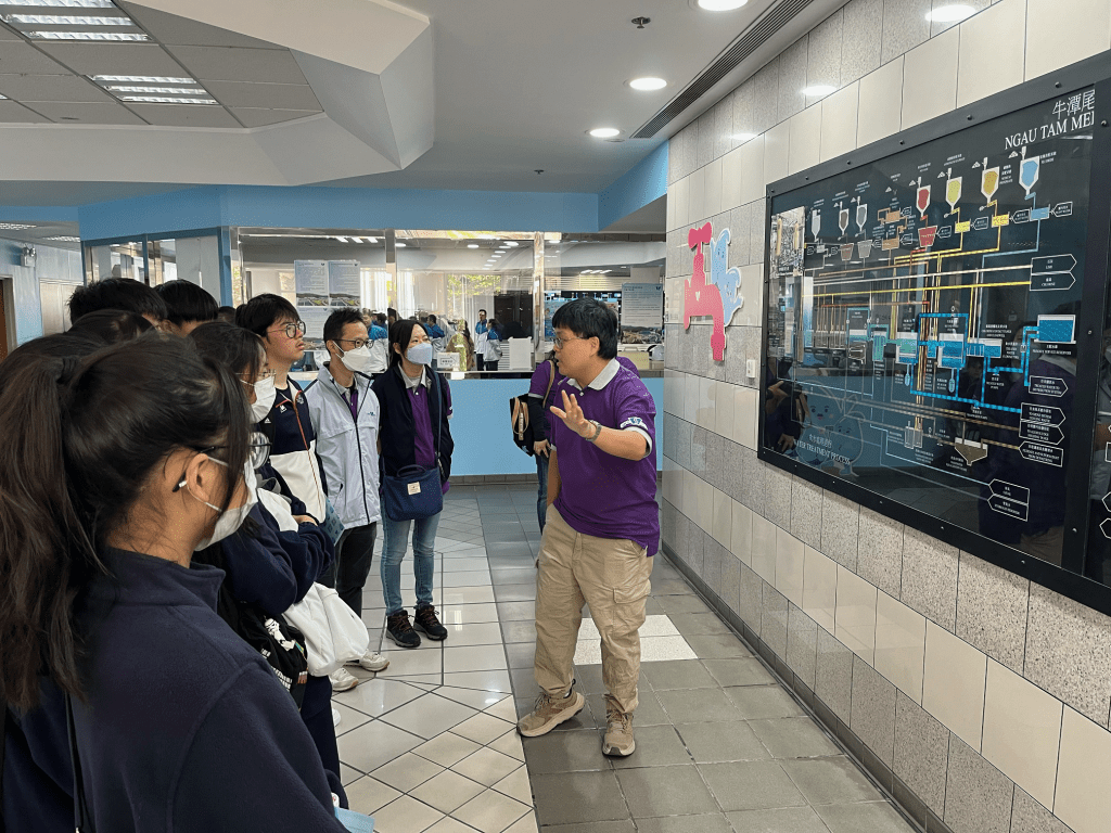 学生参与水务署的导赏团，认识香港先进食水处理程序。政府新闻处