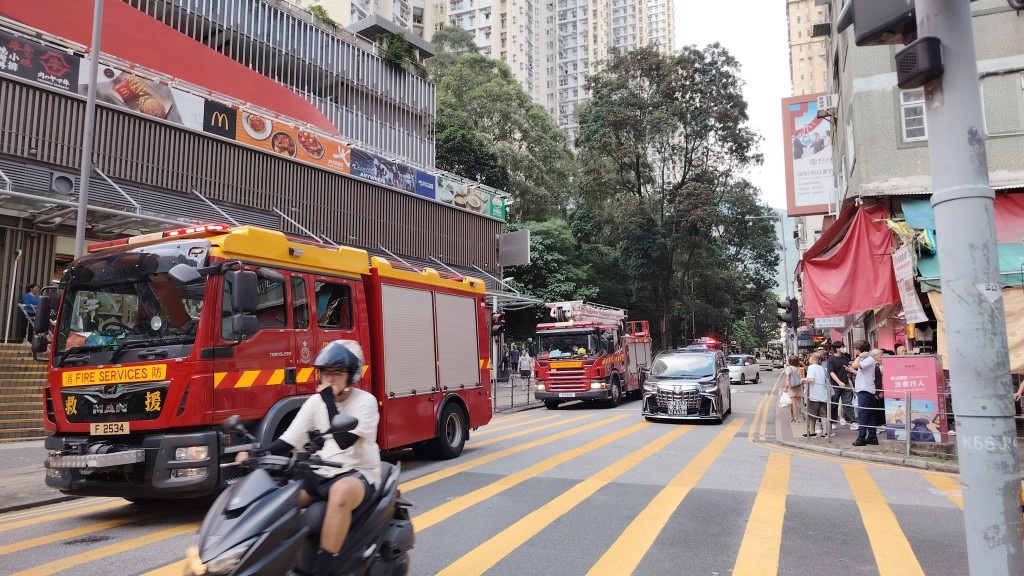消防到場開喉灌救將火救熄。fb「慈雲山資訊交流」圖片 消防到場開喉灌救將火救熄。fb「慈雲山資訊交流」圖片