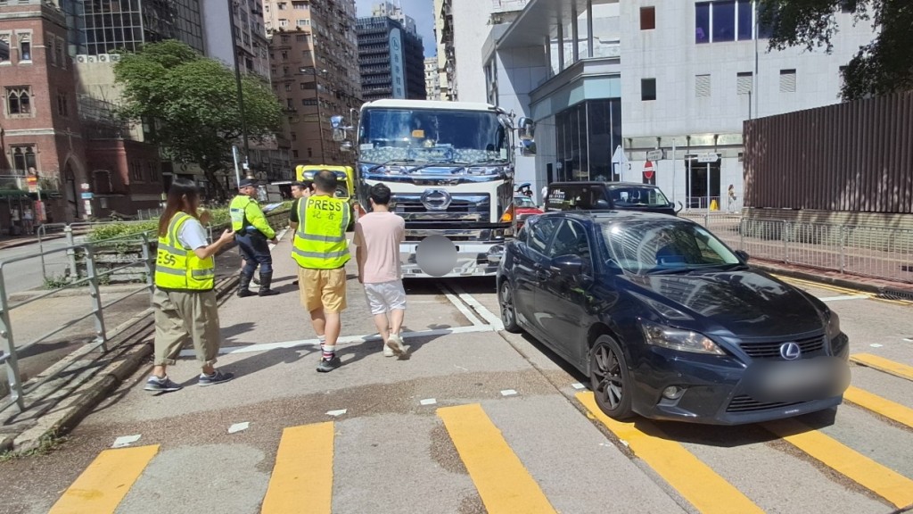 泥頭車撞私家車車尾。林思明攝