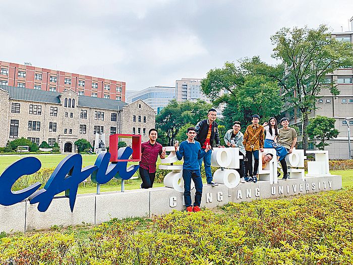 Calvin到韓國中央大學研習韓語時廣交朋友。