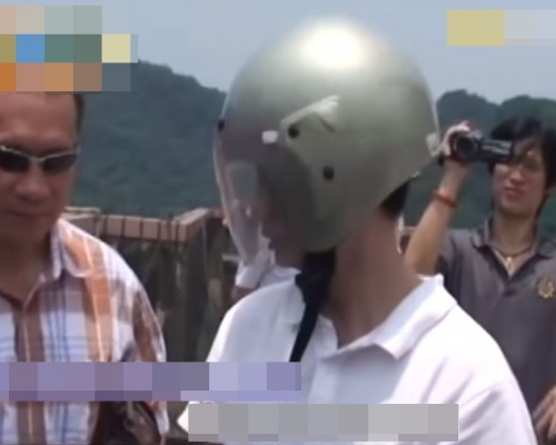 張鶴齡 (中)。網上影片截圖