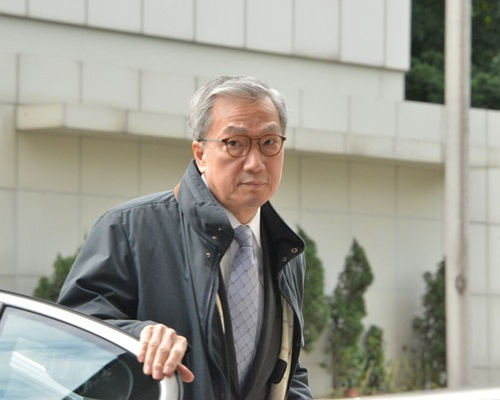 前一哥曾荫培亦到庭旁听支持曾荫权。