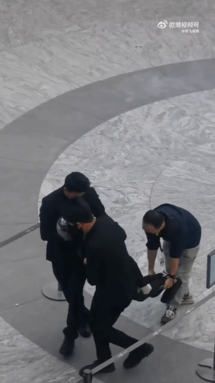 小鵬人形機械人首秀摔趴,要由工作人員抬走。 小鵬人形機械人首秀摔趴,要由工作人員抬走。