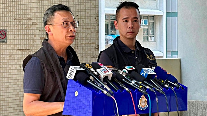 黃大仙警區助理指揮官（刑事）警司林耀（左）及總督察（刑事） 鄒振邦。
