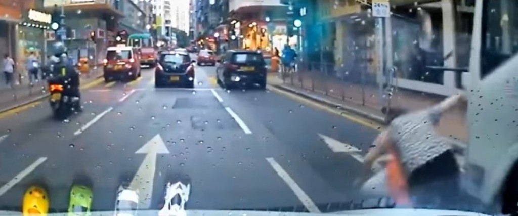 西环早前有一名行人因不小心过马路而被车辆撞倒。警方FB图片