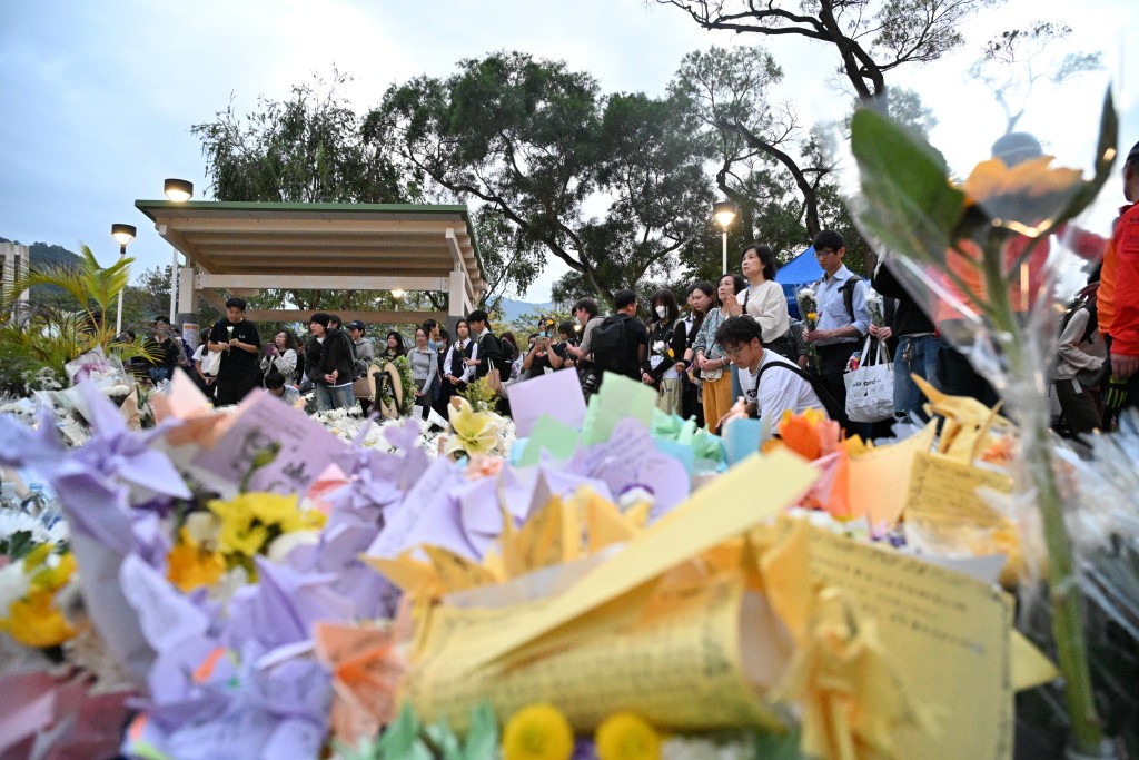 市民到宏福苑獻花悼念火災罹難者。蘇正謙攝