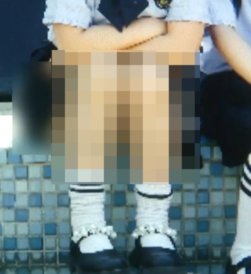 杭州女童幼稚園畢業照走光遭塗黑強行印刷 ，家長質問遭罵祖宗十八代。大河報