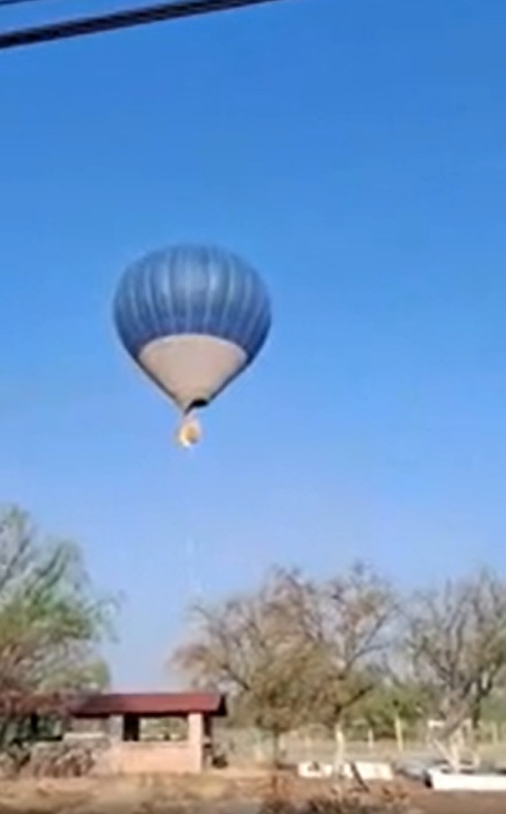 热气球升空不久已着火。影片截图