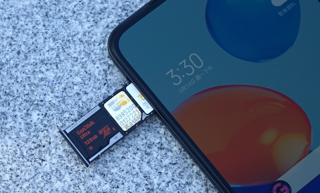 採用三卡槽設計，可以插入兩張SIM卡及micro SD記憶卡。