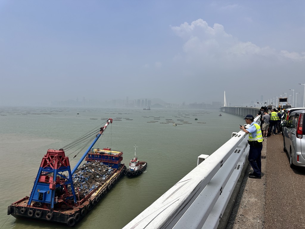 警方打撈墮海私家車。梁國峰攝