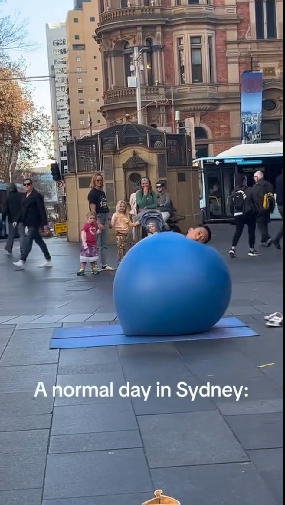 「悉尼气球人」形态搞笑，令途人留下深刻印象。 X