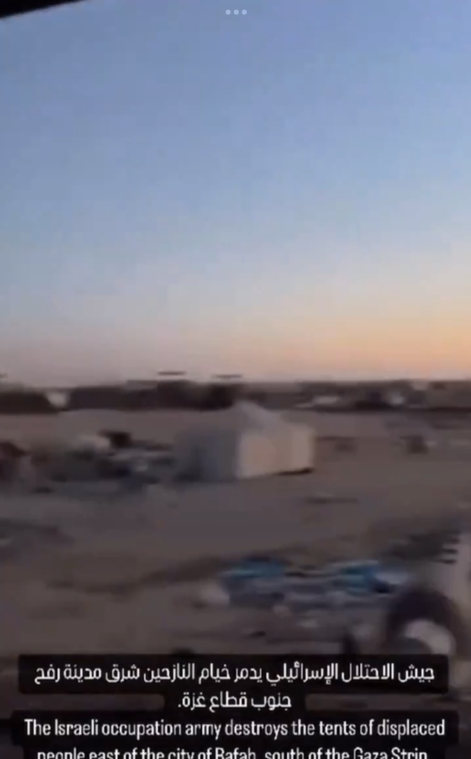 网传影片指以军向巴勒斯坦人的避难帐篷开火。 X