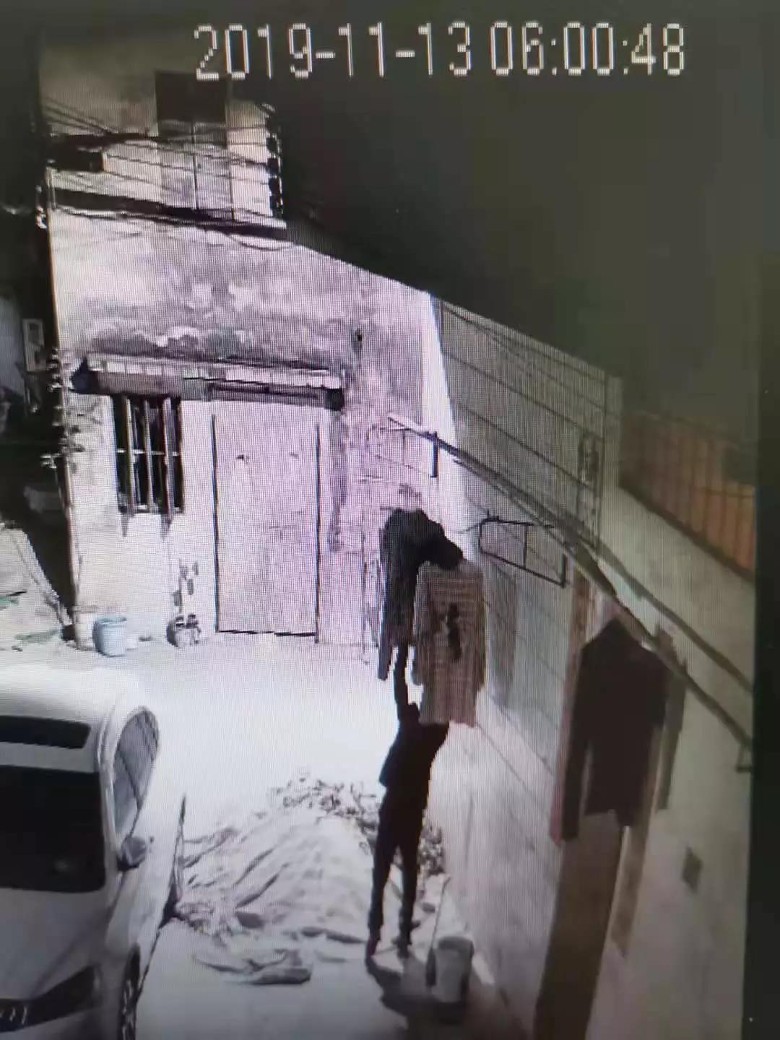 习男盗窃内衣物。网图