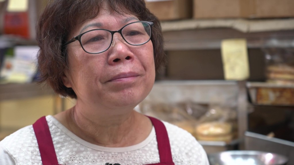 吴太提及有患癌客人希望临走前能一尝其店铺的角仔时，感触落泪。