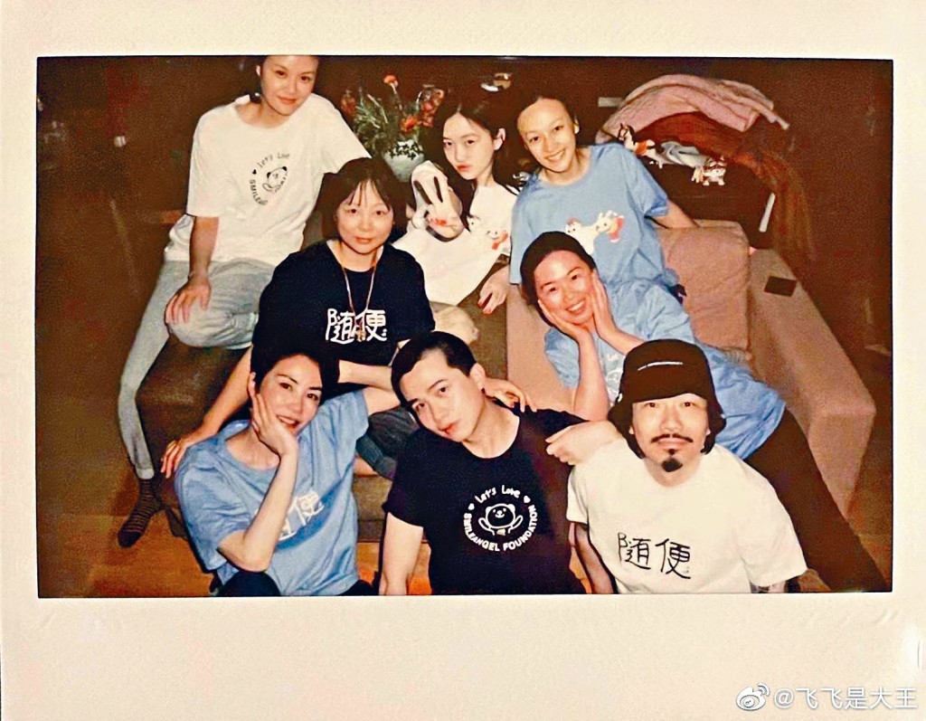 王菲（前左一）搭緋聞男友Ryan（前排中）膊頭合照，愛女李嫣（後排中）亦在場。