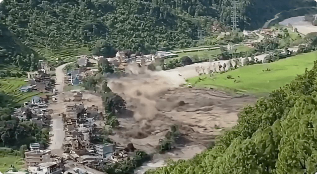 挾帶山泥、石塊及建築殘骸的洪水迅速擴散，首先淹沒河岸，其後衝入民居及商舖。